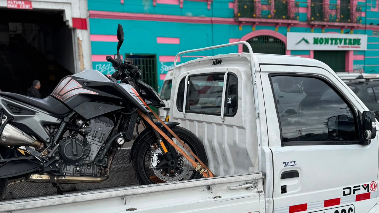 Grúa para Motos BS transportando una motocicleta de forma segura en Bogotá