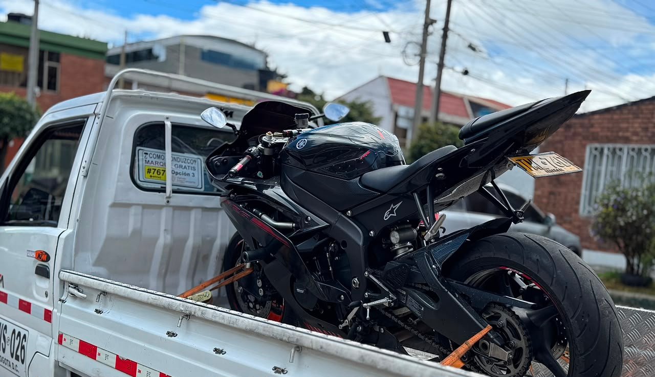 Moto deportiva asegurada en la plataforma de la grúa en Bogotá