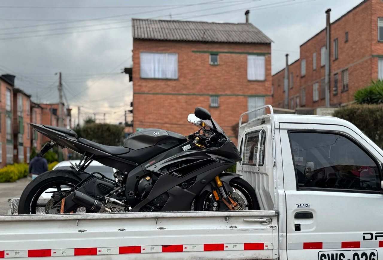 Moto de alto cilindraje transportada en grúa para motos en un barrio de Bogotá